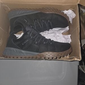 Columbia Men's Black and Brown Sneakers